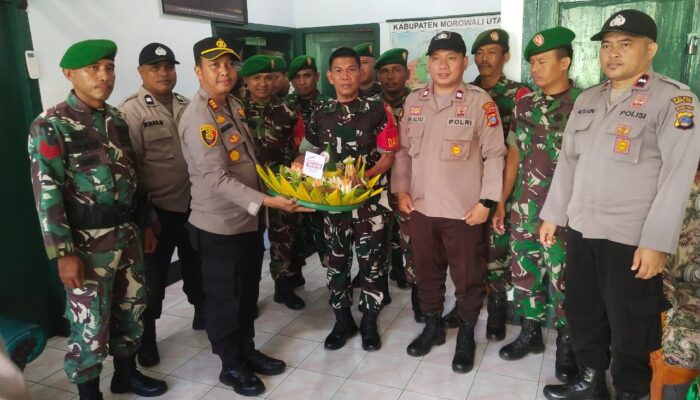 Pererat Sinergi TNI-Polri, Kapolsek Petasia Berikan Nasi Tumpeng Sebagai Ucapan HUT TNI ke-79 di Koramil 1311-03/Petasia