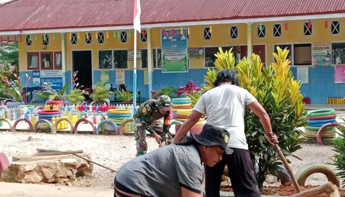 Babinsa Koramil 1311-05 Mori Atas,  Jalin Kebersamaan dengan  Kerja Bakti Bersama Warga Desa Wawondula 