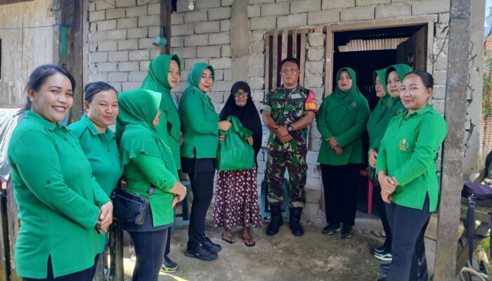 Babinsa Koramil 1311-04 Lembo Bersama Persit, Bagikan Sembako 