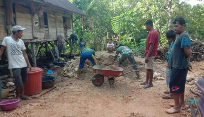 Babinsa Koramil 1311-07 Menui Kepulauan,  Bantu Pembangunan Rumah Warga 