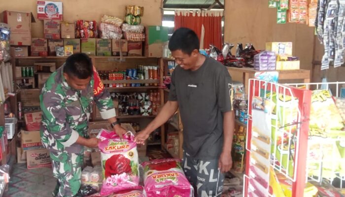 Pastikan Keseterdiaan Pangan, Serda Muh Jufri Pantau harga Sembako 