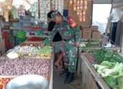 Pastika Harga Sembako Stabil, Serma Aris Prayogo Pengecekan di Pasar Tradisional