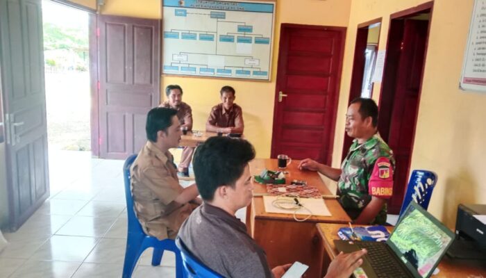 Ciptakan Situasi  Aman, Serka Yobersius Komsos Bersama Pemerintah Desa Poona 