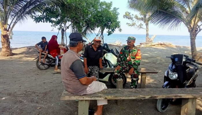 Babinsa Kodim 1311 Morowali Komsos di Desa Koburu, Pererat Hubungan TNI dan Warga