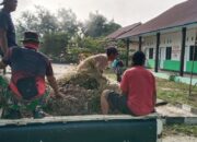 Babinsa Kerja Bakti Bersama Warga Desa Lembontonara 