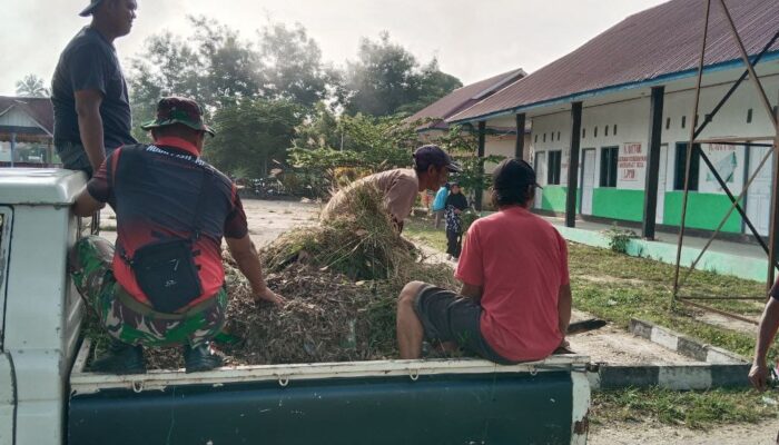 Babinsa Kerja Bakti Bersama Warga Desa Lembontonara 