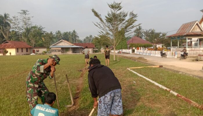 Babinsa  Kerja Bakti Bersama Warga Desa Lee 