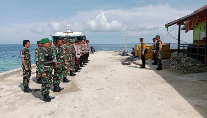 Personel Polres Morowali  Pengamanan Distribusi Kotak Suara di Menui Kepulauan 