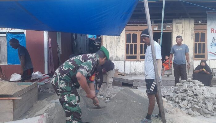 Babinsa Koramil 1311-07 Kerja Bakti Perbaiki Rumah Warga