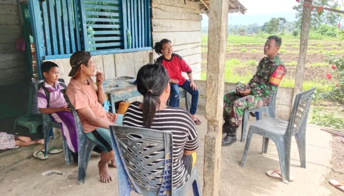 Babinsa Komsos Bersama Warga Desa Koya Kabupaten Morowali Utara 