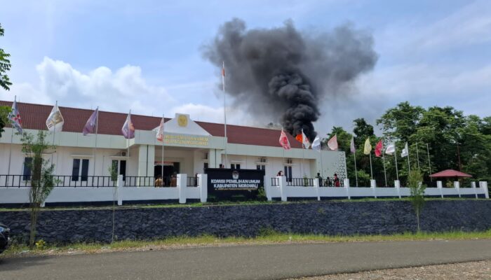 Diduga Konselelting Listrik,Kantor KPU Morowali Terbakar