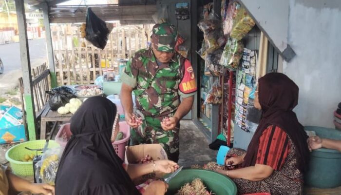 Babinsa Koramil 1311-07/Menui Kepulauan  Komsos dengan Warga Ulunambo 