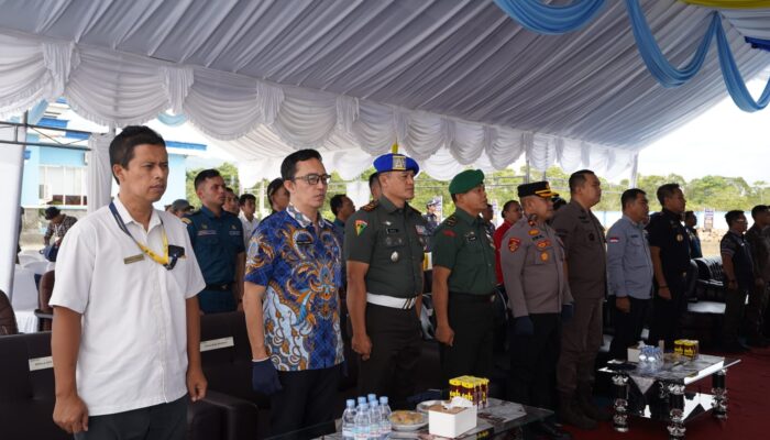 Perwira Kodim 1311/Morowali Hadiri Pemusnahan Ribuan Botol Miras dan Rokok Ilegal di Kantor Bea Cukai Morowali