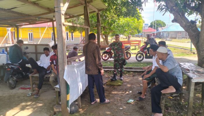 Sertu Akmal  Komsos dengan Masyarakat Desa Tanjung Harapan 
