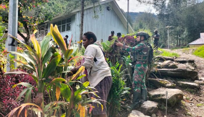 Satgas Yonif 323 Buaya Putih Karya Bakti Bersama Masyarakat Bersihkan Gereja Sambut Natal