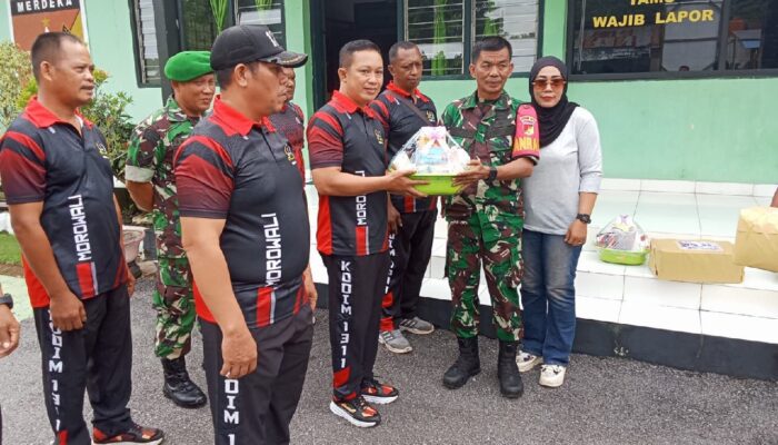 Bentuk Kepedulian Kepada Anggota, Danramil 1311-04  Bagikan Bingkisan Natal 