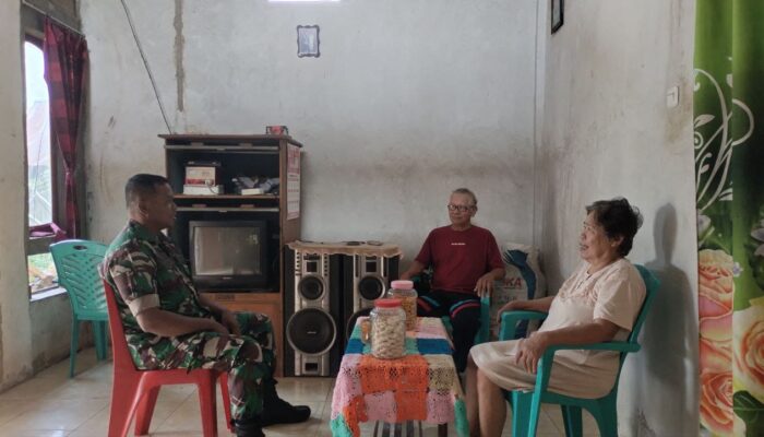 Babinsa Kodim 1311/Morowali Aktif Jalin Kebersamaan dan Sosialisasi Waspada Bencana Alam  di Desa Peonea