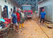 Lettu Inf.Amiruddin Pimpin Langsung Pembersihan Rumah Dampak Banjir di Bahodopi