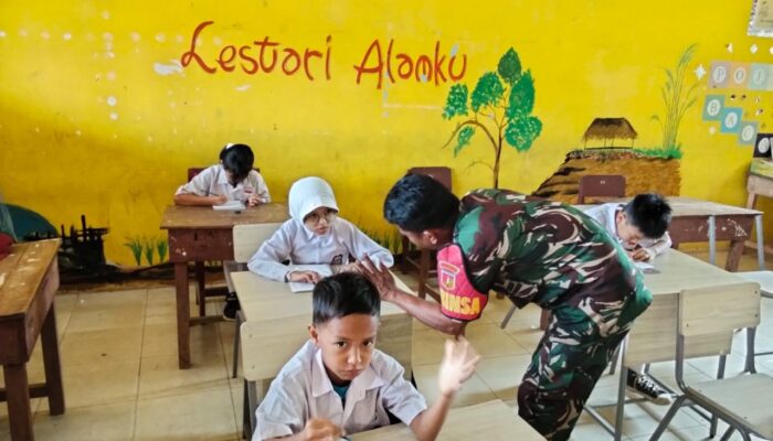 Babinsa Koramil 1311-04 Mengajar Matematika Metode Gasing di SDN Petumbea 