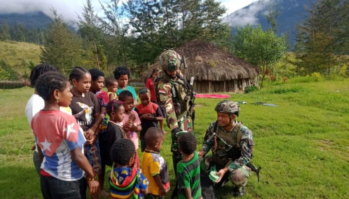 Bakti Sosial Prajurit Buaya Putih, Berikan Senyuman Warga Pedalaman Papua.