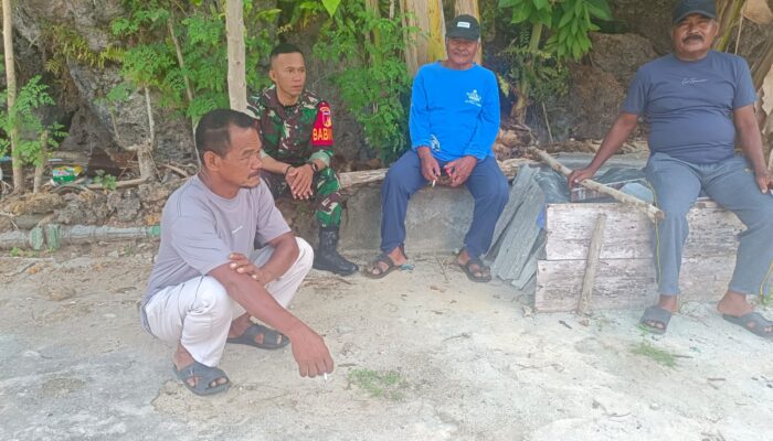 Babinsa Komunikasi Sosial Bersama Warga Pesisir Pantai