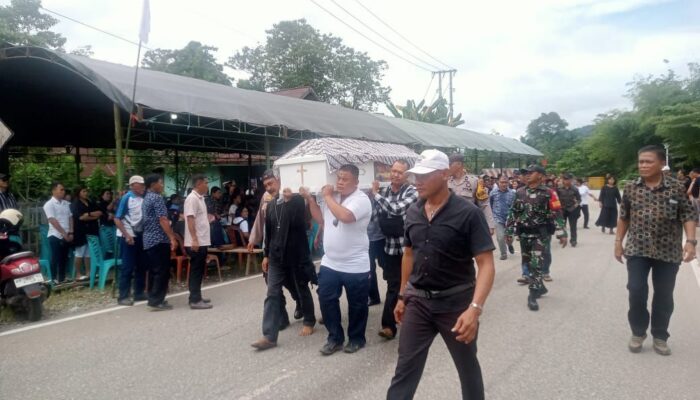 Kopda Arifin Walo Membantu Pemakaman Warga Desa Tingkeoa 