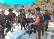 Serka Albar Ahmad Komsos  dengan Warga Desa Pulau Bapa