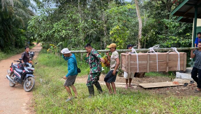Bersama-sama Warga, Satgas Pamtas RI-Malaysia Yonzipur 5/ABW Bantu Warga Yang Sedang Berduka