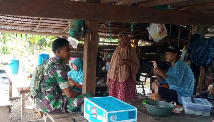 Kopda Andi Taslim Komsos Bersama Warga Desa Poara 