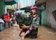 Aksi Tanggap Prajurit Pasmar 1 Korps Marinir Evakuasi Korban Banjir di Jakarta