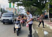Polres Morowali Berbagi Takjil Kepada Warga Bungku
