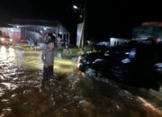 Curah Hujan Tinggi, Personel Polsek Bahodopi Gelar Patroli di Seluruh Desa