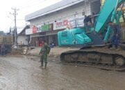 Antisipasi Kemacetan lalulintas,Serma Aris Prayogo Dampingi Penggalian Drinase