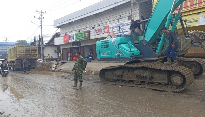 Antisipasi Kemacetan lalulintas,Serma Aris Prayogo Dampingi Penggalian Drinase
