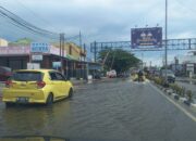 Akibat Tersumbat Drainase,Jalan Trans Sulawesi Depan Kantor Bank Sulteng Banjir