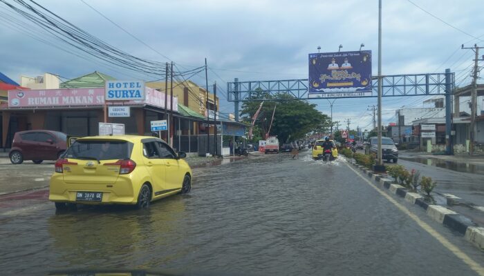 Akibat Tersumbat Drainase,Jalan Trans Sulawesi Depan Kantor Bank Sulteng Banjir
