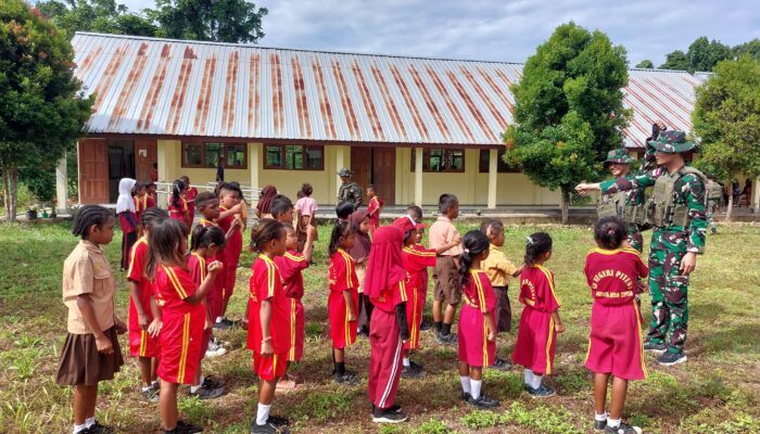 Wujudkan Generasi Disiplin, Satgas Yonif 131/Brajasakti Ajarkan Baris Berbaris di SDN Pitewi