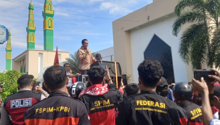 Buruh Demo, Bupati Iksan Langsung Turun Janjikan Dialog Lintas Pihak