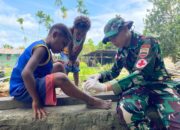 Berbagi Kasih Di Perbatasan Papua, Satgas Yonif 131/Brajasakti Berikan Pelayanan Kesehatan Gratis Kepada Masyarakat