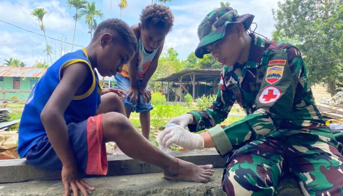 Berbagi Kasih Di Perbatasan Papua, Satgas Yonif 131/Brajasakti Berikan Pelayanan Kesehatan Gratis Kepada Masyarakat