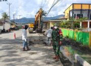 Babinsa Koramil 1311-09/Bahodopi, Dampingi Pengerjaan Jalan Trans Sulawesi di Desa Labota