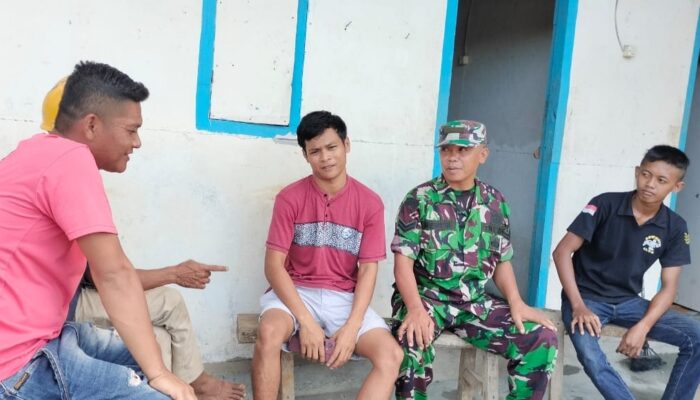 Babinsa Koramil 1311-09/Bahodopi Gelar Komsos Bersama Pemuda di Desa Mekarti Jaya