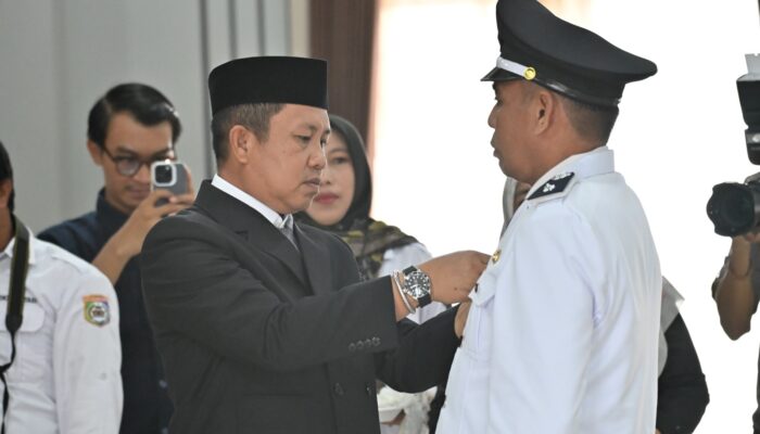 Pelantikan Kades PAW Solonsa Jaya, Bupati Iksan: Tekankan Sinergi dan Musyawarah