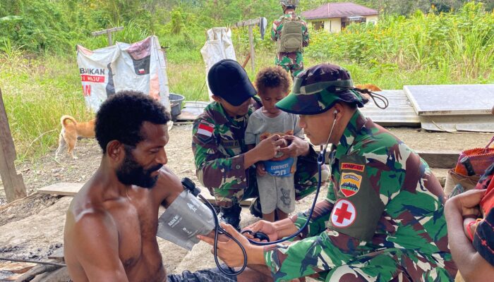 Satgas Yonif 131/Brajasakti Berikan Pelayanan Kesehatan Gratis bagi Warga Papua