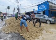 TNI-Polri dan Warga Bersinergi Timbun Jalan Rusak di Desa Keurea