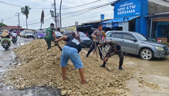 TNI-Polri dan Warga Bersinergi Timbun Jalan Rusak di Desa Keurea