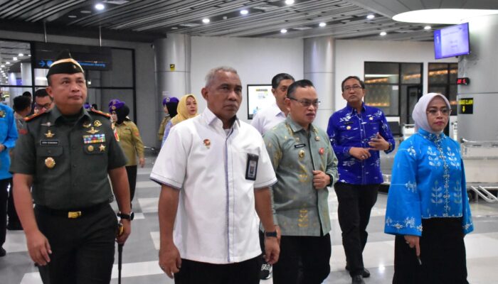 Danrem 132/Tadulako Sambut Kedatangan Menteri Desa di Palu