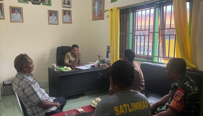 Sertu Marhadi Komsos dengan Pemerintah Desa Bahodopi