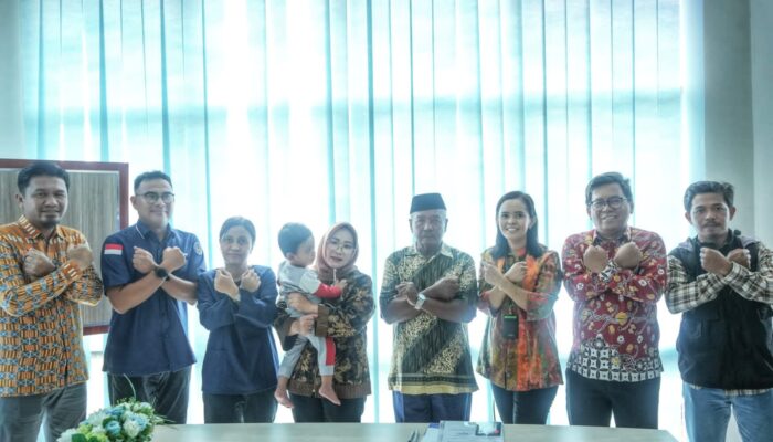 Wakil Bupati Morowali Jemput Langsung Anak WNI Asal Malaysia di Bandara Maleo