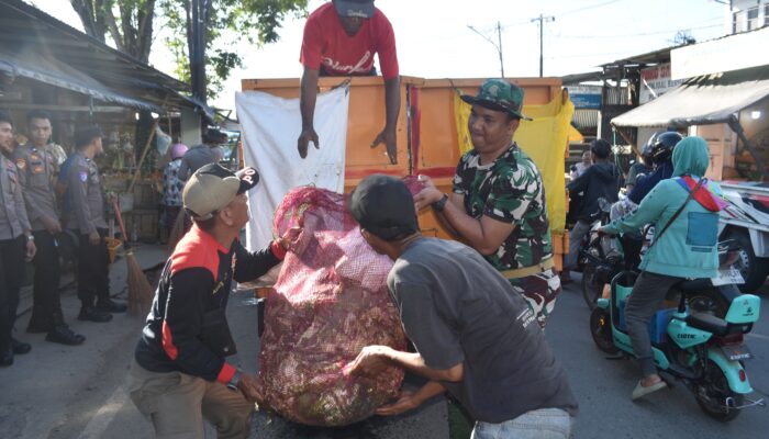 Korem 132/Tadulako Bersih-Bersih Pasar Inpres Manonda, Camat: Dampaknya Luar Biasa